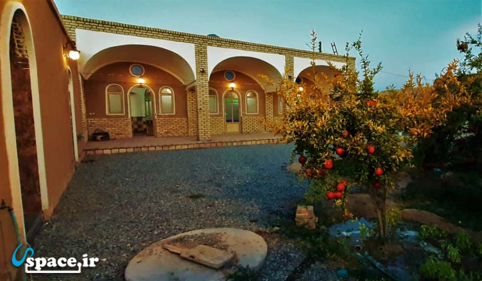 نمای حیاط اقامتگاه بوم گردی گله روخ - ابوزیدآباد - روستای یزدلان